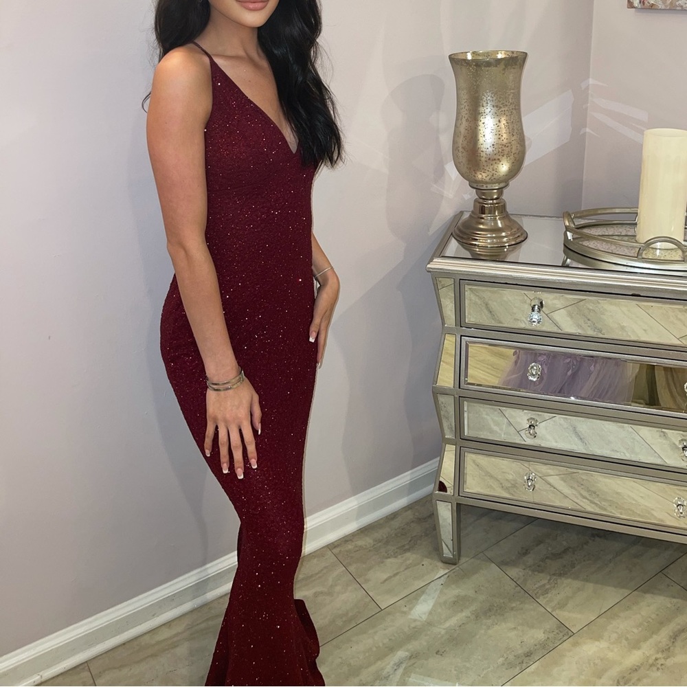 SPARKLY MAROON TIGHT FITTED DRESS